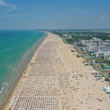 In A With Swimming Pool - By Beahost Lejlighed Bibione