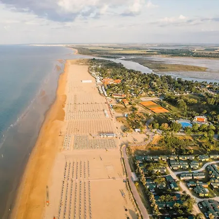 In A With Swimming Pool - By Beahost Lejlighed Bibione